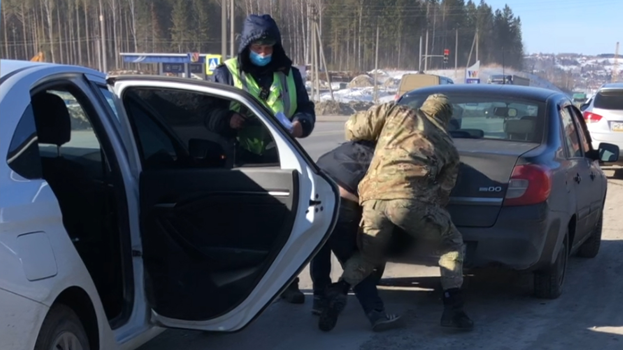 Ведёрко с марихуаной изъяли оперативники Перми из багажника автомобиля местного жителя