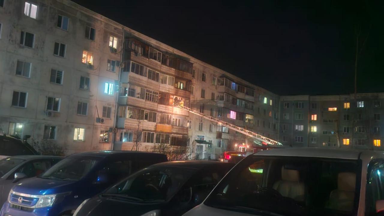 В Хабаровском крае полицейский спас пострадавшего мужчину из охваченной пожаром квартиры