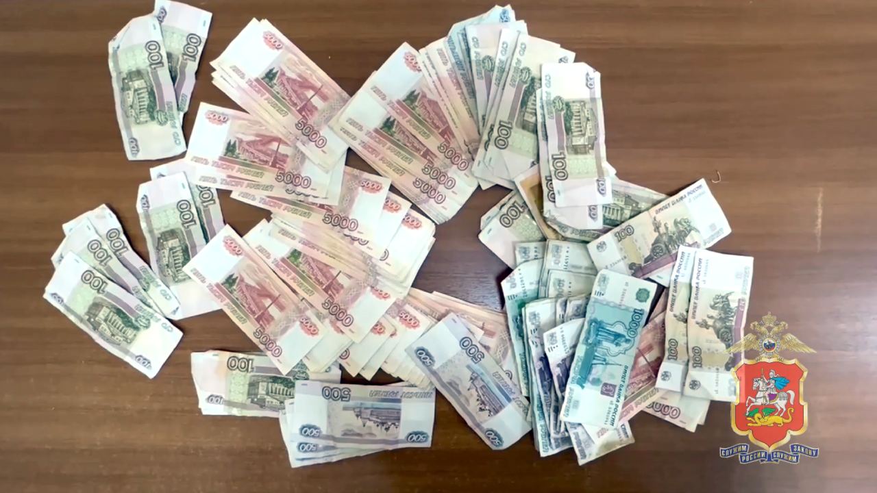 Подмосковной полицией задержан подозреваемый в краже более 1,5 млн рублей из забытой на лавке сумки