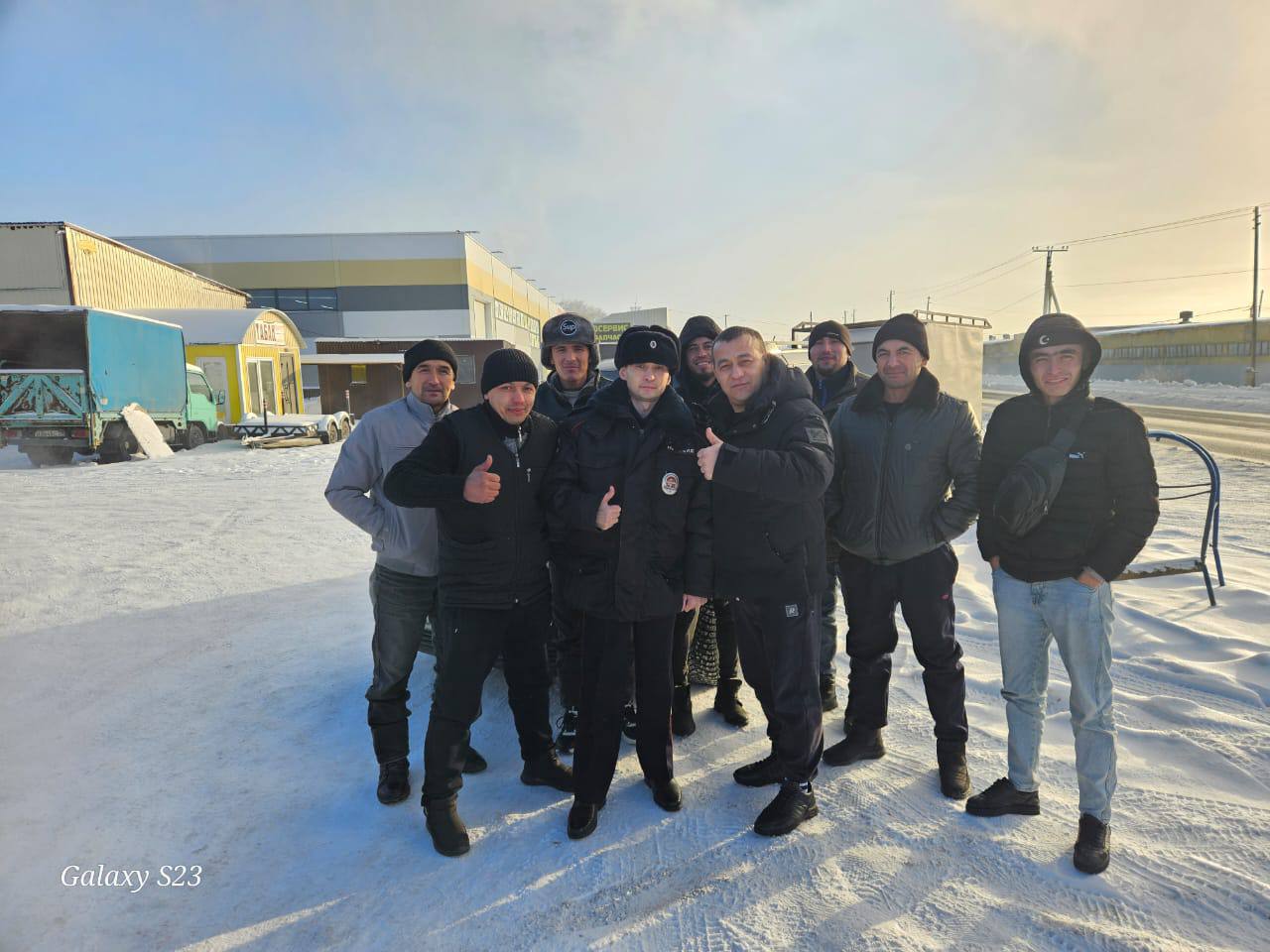 Полицейские Оренбургской области дважды за один день помогли попавшим в беду на дороге гражданам