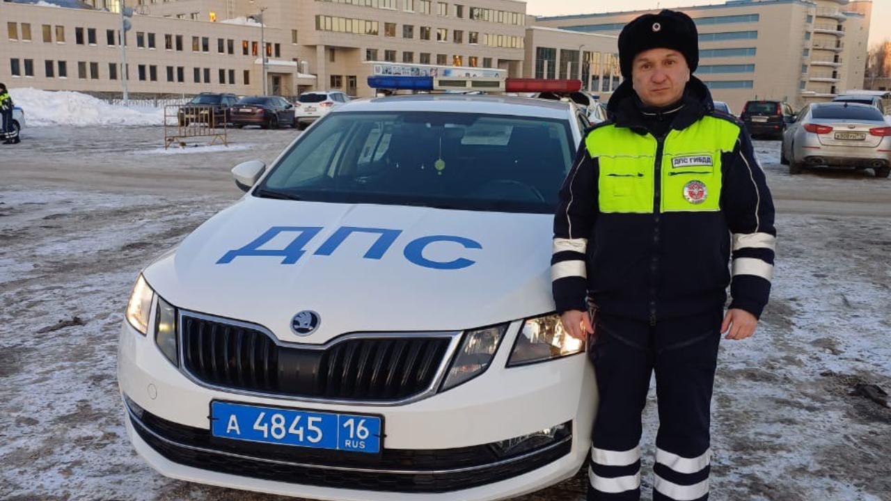 Сотрудник Госавтоинспекции Казани помог пенсионерке найти потерявшуюся внучку