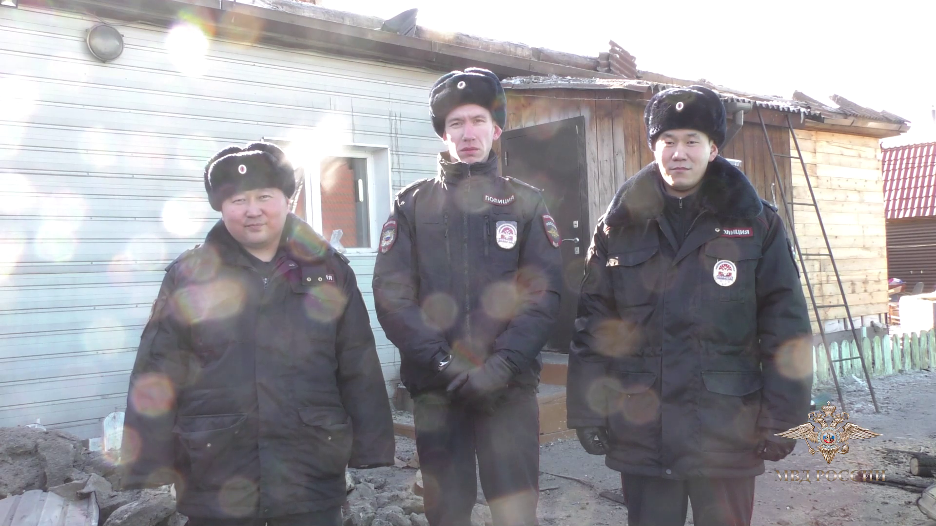 Ирина Волк: В Улан-Удэ участковые уполномоченные полиции помогли жильцам выбраться из горящего дома