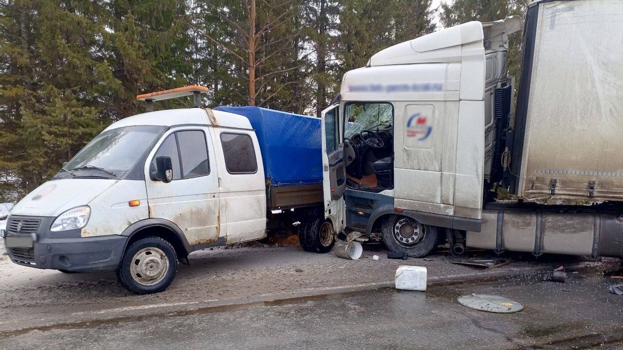 В Кировской области сотрудники полиции работают на месте ДТП с участием шести транспортных средств