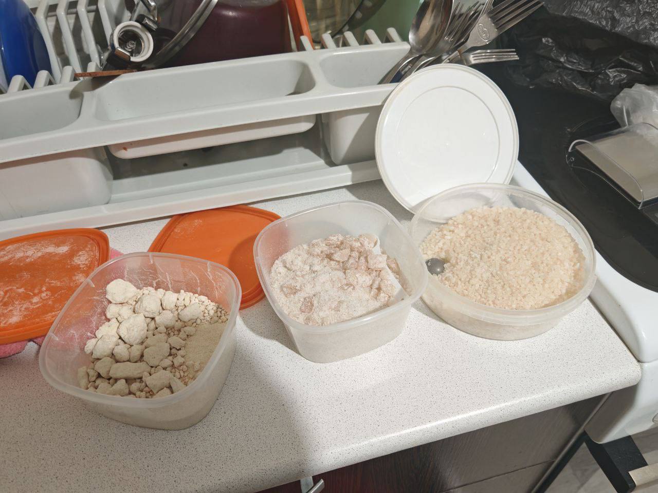 Полиция Красноярска вычислила наркозакладчика и изъяла почти килограмм мефедрона, героина и метадона