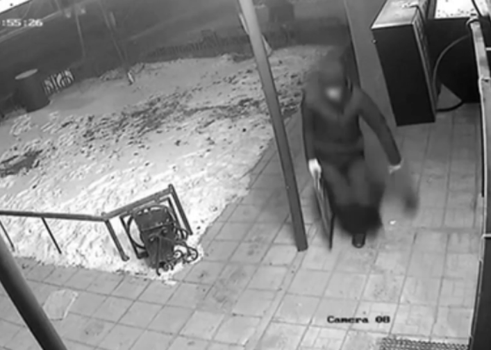 В Тюмени с поличным задержаны мужчины, похитившие секции чугунного забора