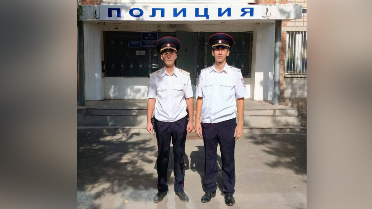 Сотрудники полиции Ростовской области вызволили 20 человек из микроавтобуса, загоревшегося после ДТП