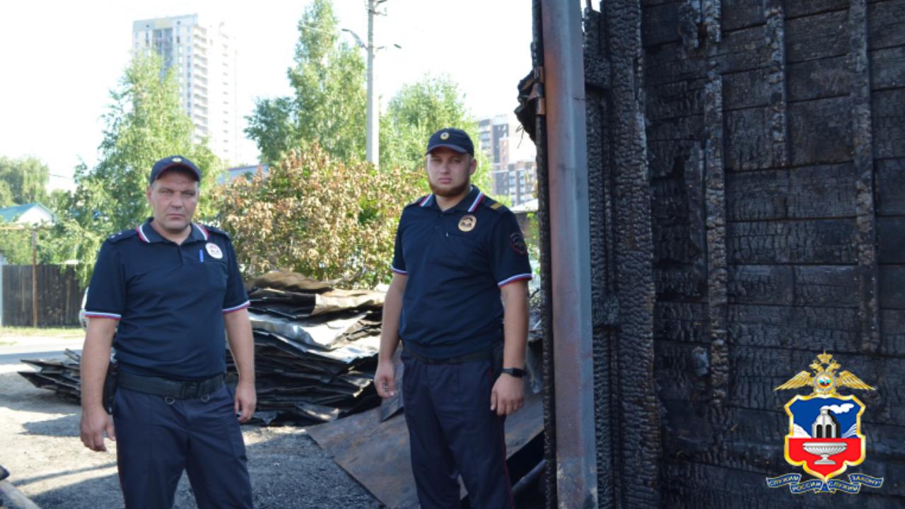 В Барнауле полицейские эвакуировали из загоревшегося частного дома троих жильцов