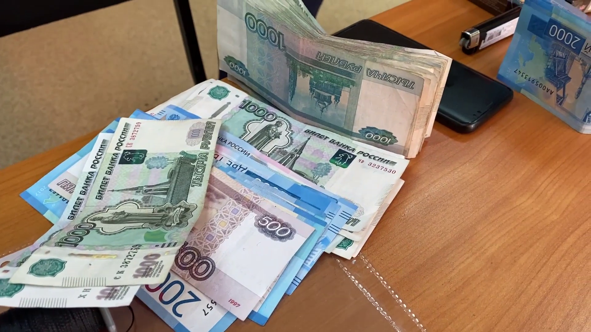 В Омске полицейские задержали пособника телефонных мошенников, обманувших восьмерых граждан