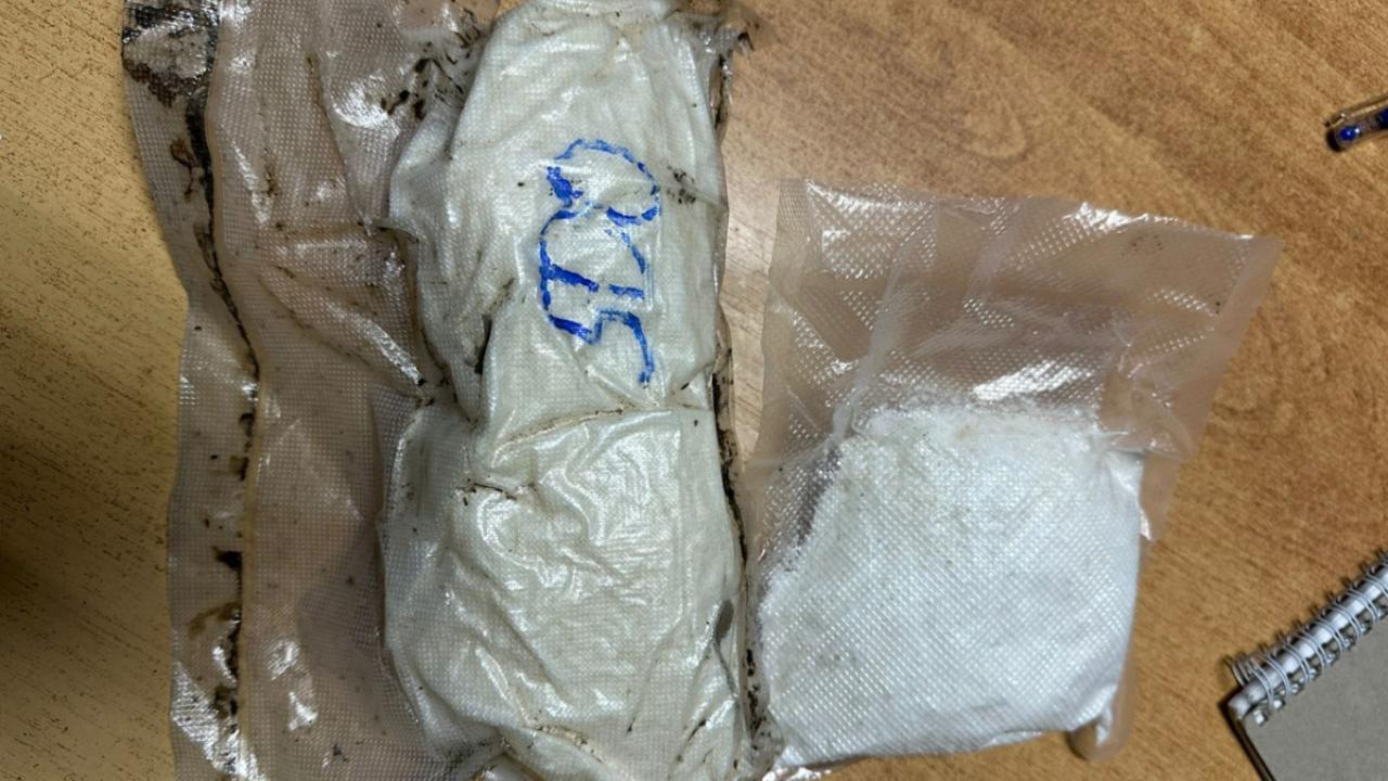 В Хабаровске задержан наркозакладчик, перевозивший в нижнем белье более полукилограмма мефедрона