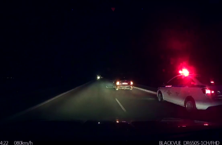 Оренбургские автоинспекторы в ходе погони со стрельбой остановили машину нетрезвого лихача