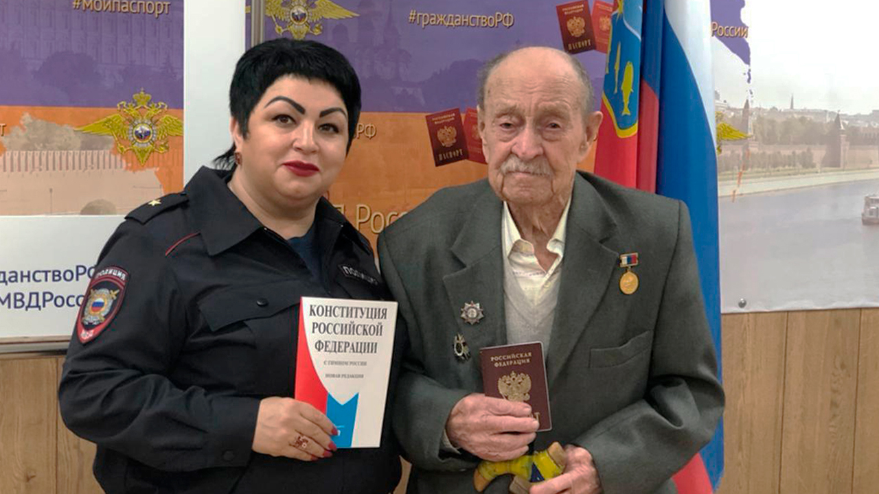 В Магаданской области 100-летнему ветерану ВОВ вручили новый паспорт гражданина РФ