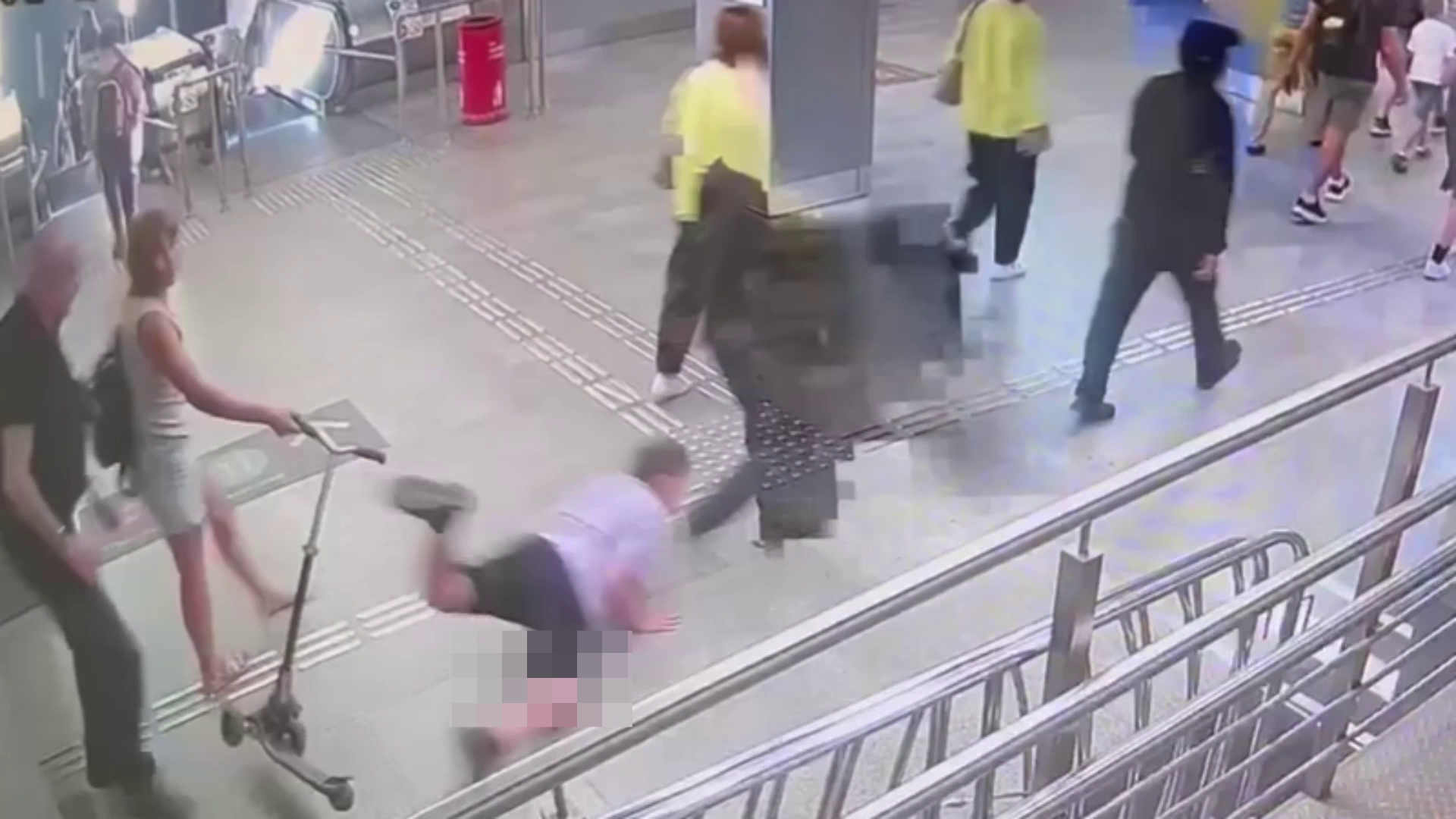 В Москве полицейские по горячим следам задержали мужчину, который толкнул ребёнка в метрополитене