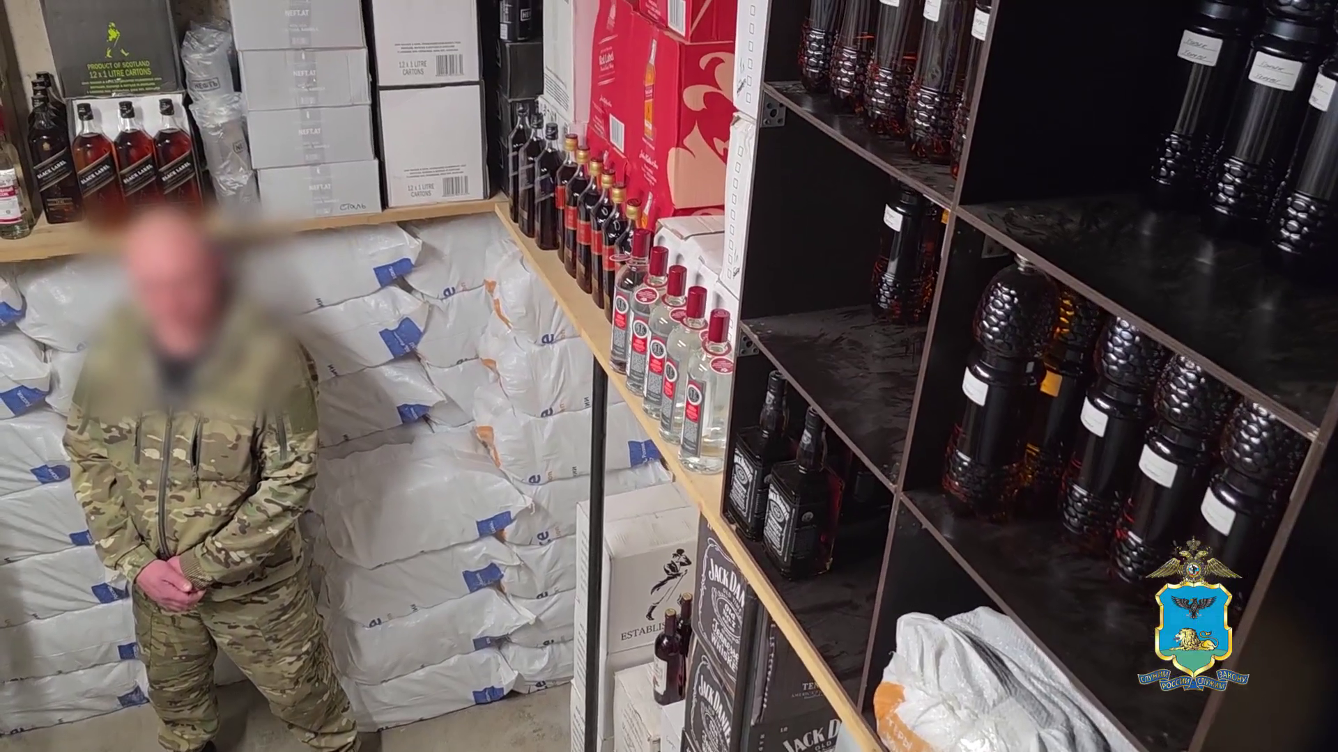 В Белгороде полицейские выявили гараж с лифтом для спуска в подпольный алкоцех