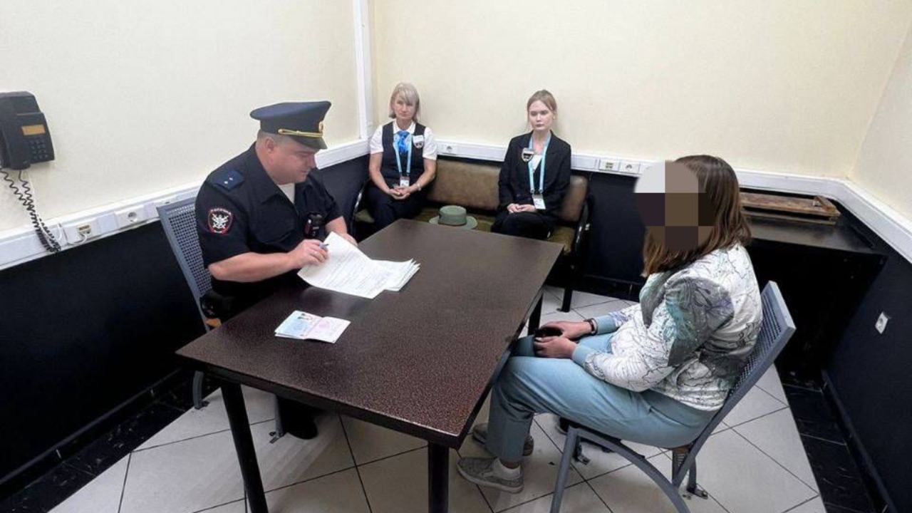 В аэропорту Сочи транспортные полицейские привлекли дебоширку к административной ответственности