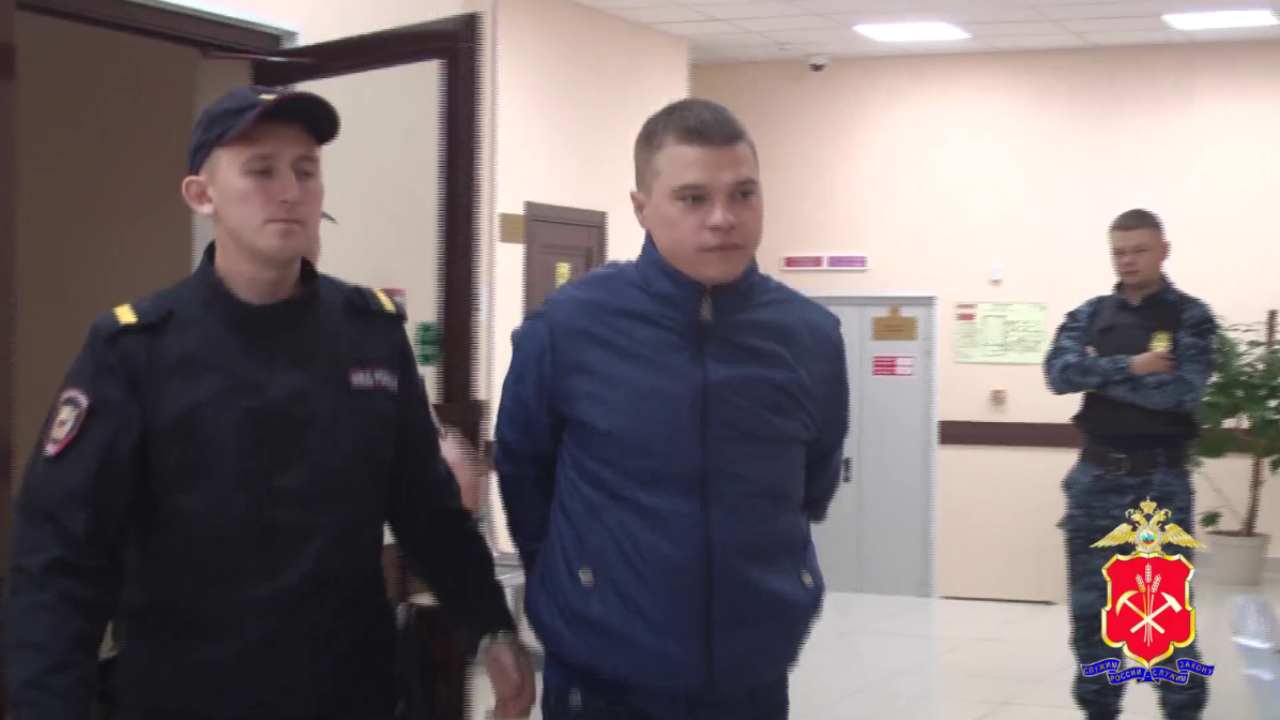 Курьера аферистов, которые убедили жителя Кемерова взять кредит на 3 млн рублей, задержали полицейские