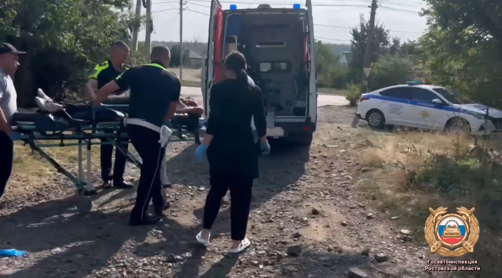 В Ростовской области экипаж ДПС помог медицинским работникам транспортировать лежачего пациента