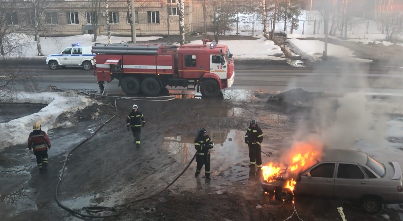 В Вязниках сотрудники ППСП помогли потушить машину и не дали сгореть рядом стоящему транспорту