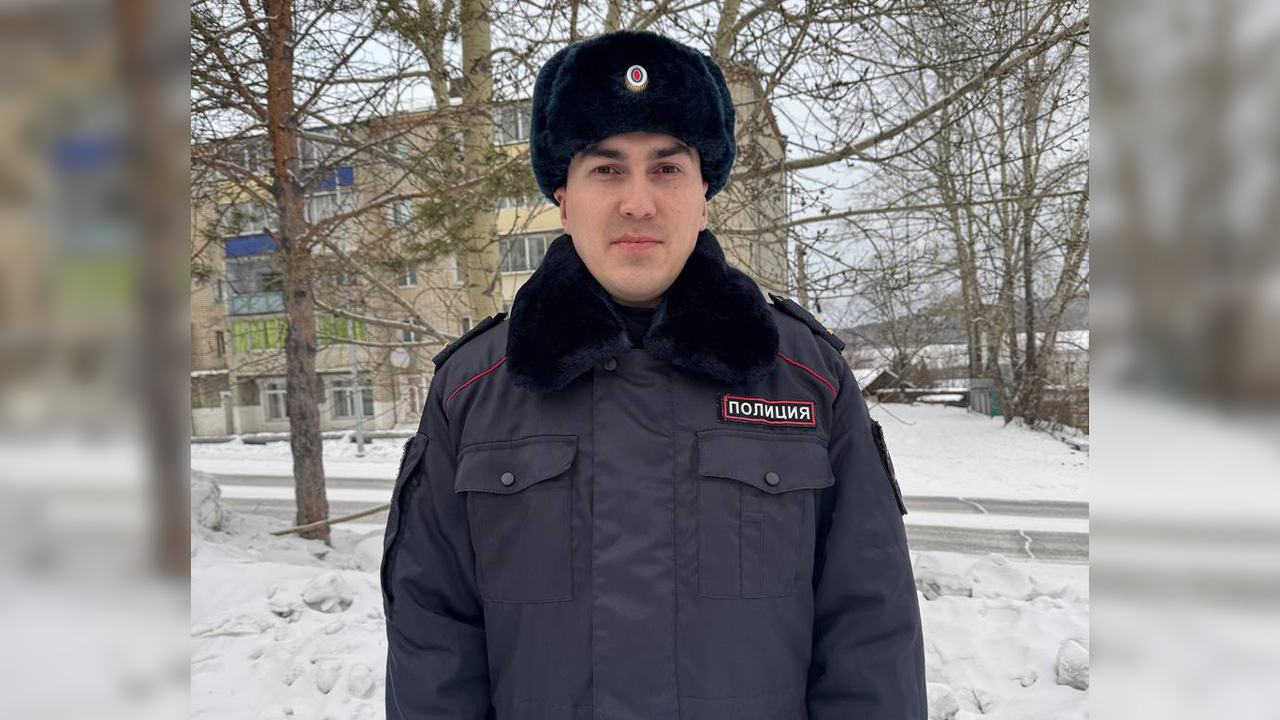 В Приамурье полицейский спас из горящей квартиры одинокую пенсионерку без сознания и её питомцев