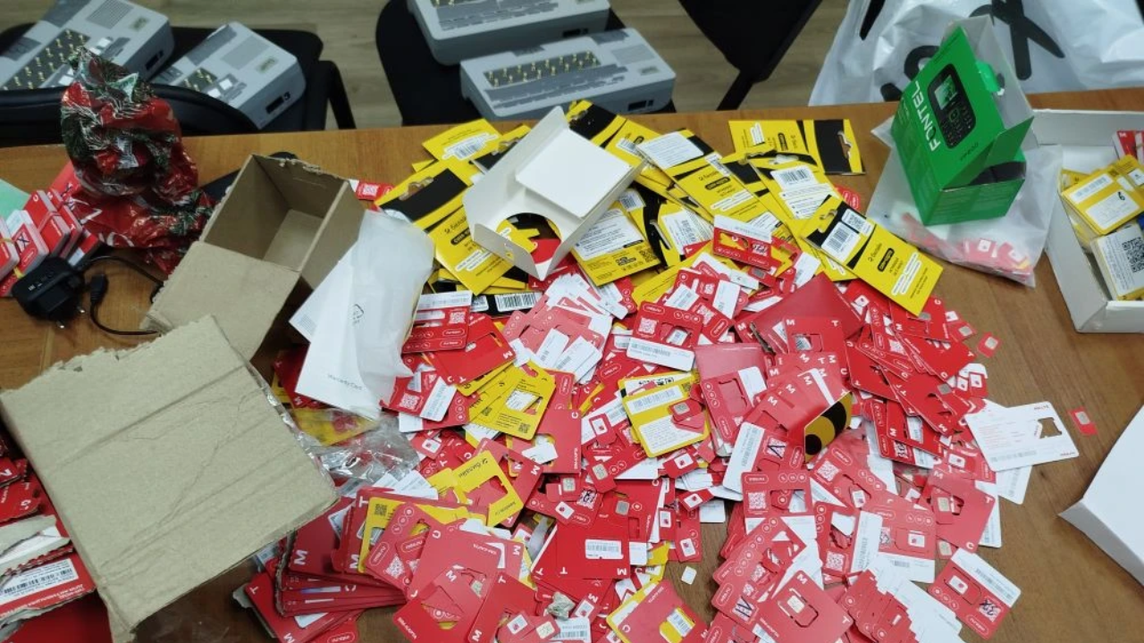 У двух задержанных в Воронеже техников телефонных аферистов полицейские изъяли около тысячи сим-карт