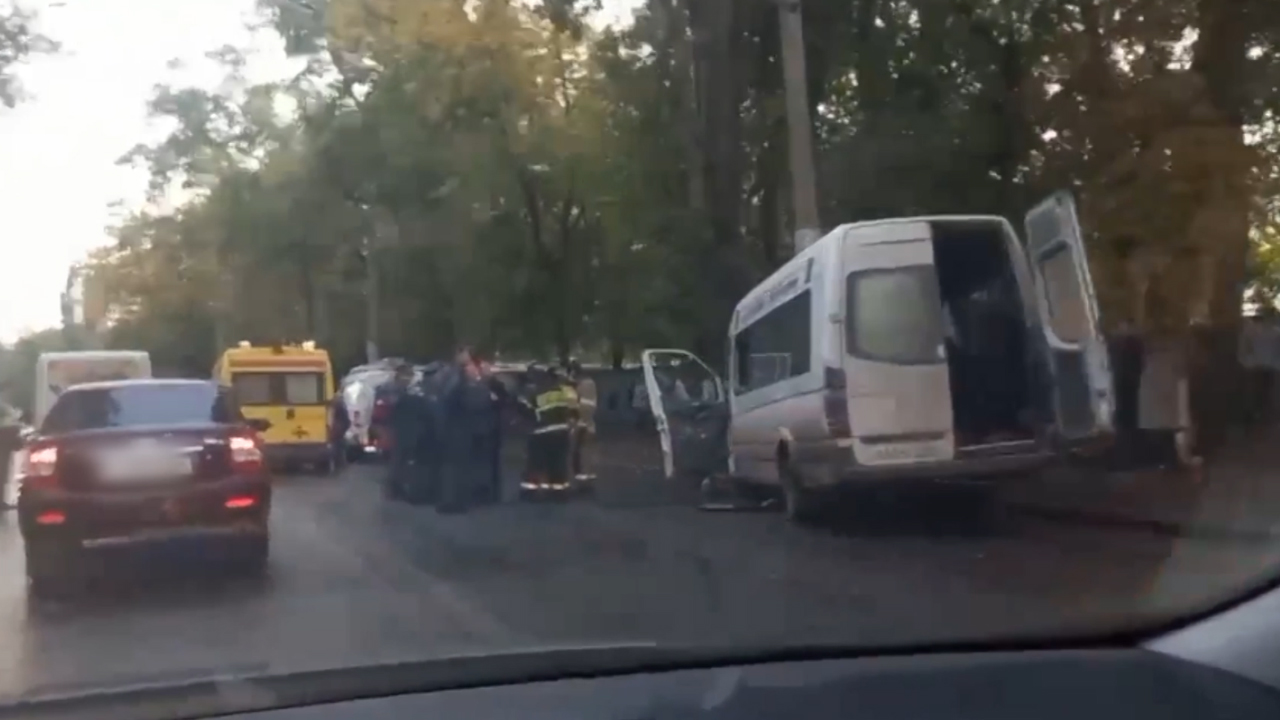 Саратовские полицейские проводят проверку по факту ДТП с пассажирским микроавтобусом