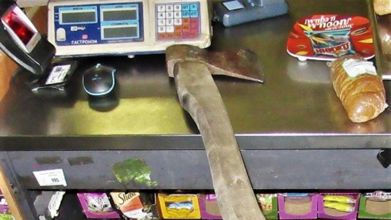 В Красноярском крае полиция задержала серийного вора, забывшего свой топор на месте преступления
