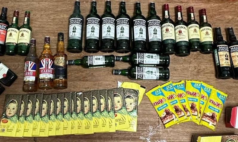 Полиция Мурманска раскрыла кражу не менее 24 бутылок виски и нескольких десятков плиток шоколада