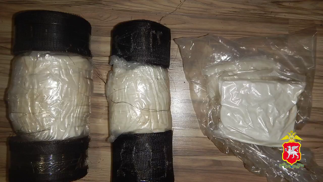 В Крыму полицейские изъяли у наркозакладчицы 8 кг мефедрона, предназначенного для сбыта в Ялте