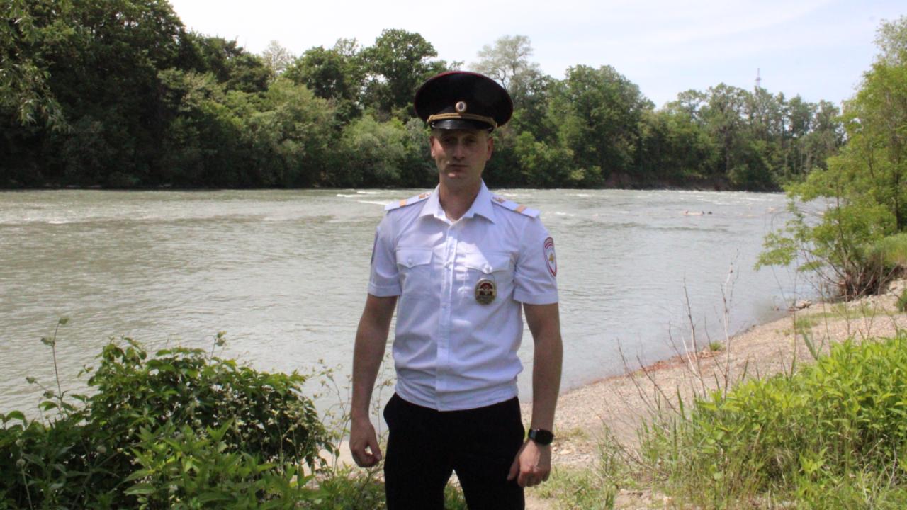В Адыгее полицейский помог школьнице, оказавшейся посередине бурной реки Белой, добраться до берега