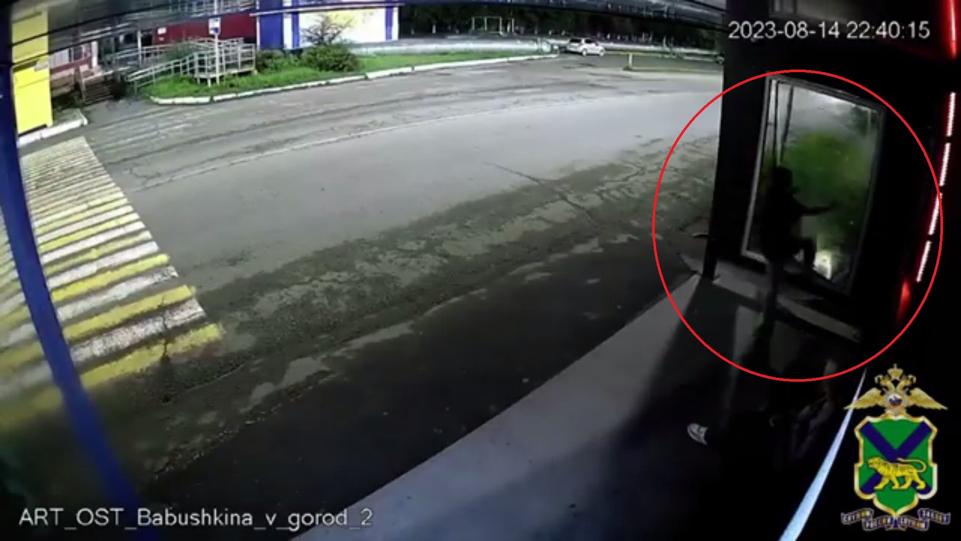В Приморье полицейские установили личность школьницы, которая разбила стенку «умной» остановки