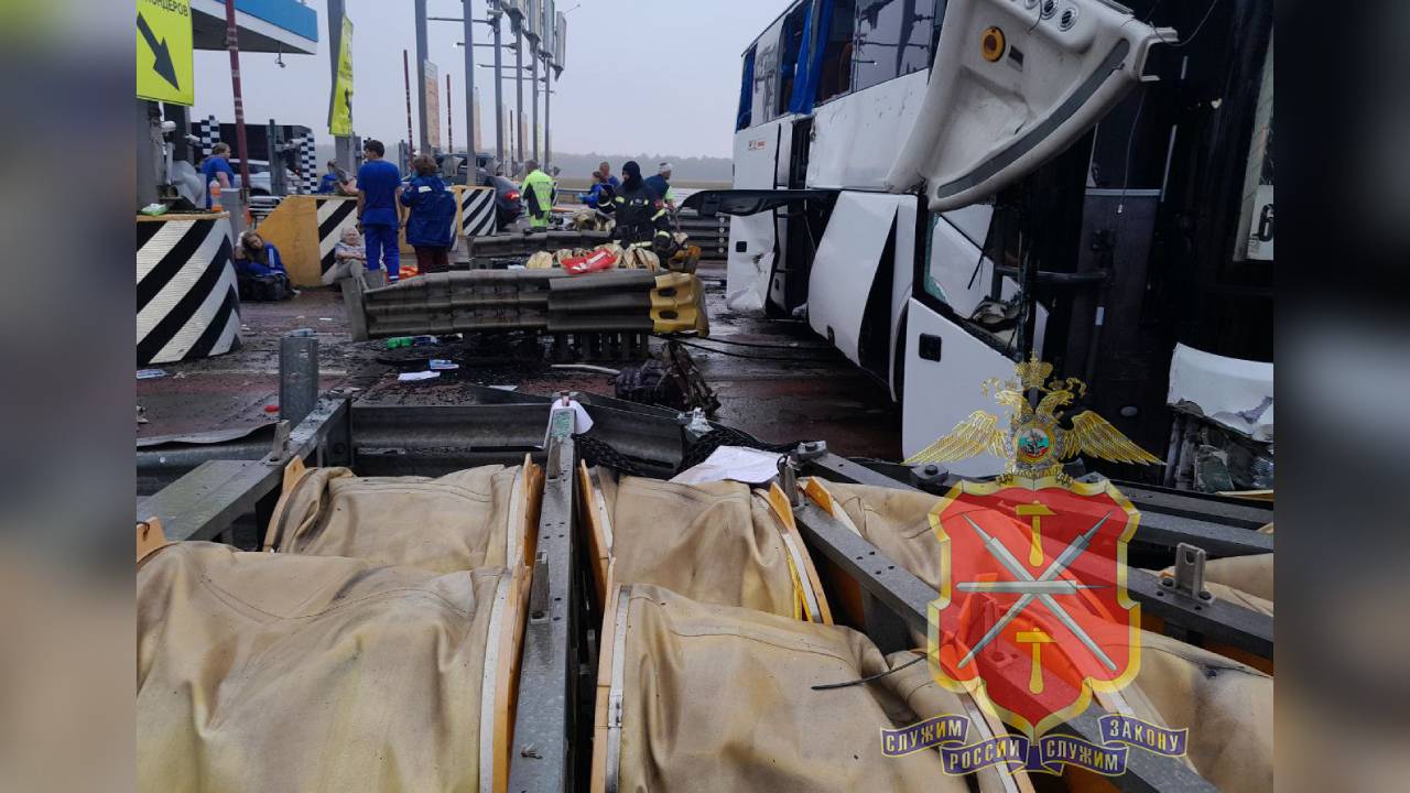 Сотрудники Госавтоинспекции выясняют обстоятельства ДТП с автобусом на трассе М-4 в Тульской области