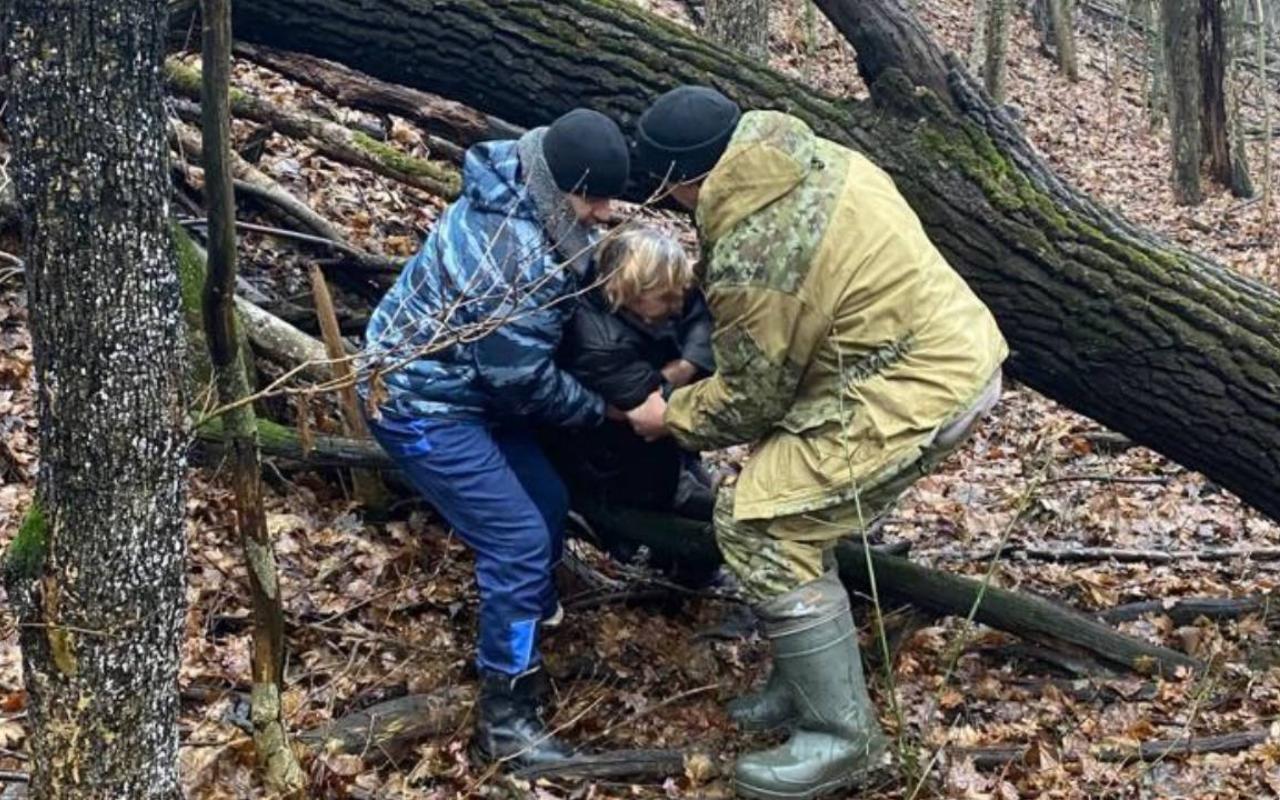 В Белгородской области полицейские отыскали в лесу пропавшую пенсионерку, страдающую потерей памяти
