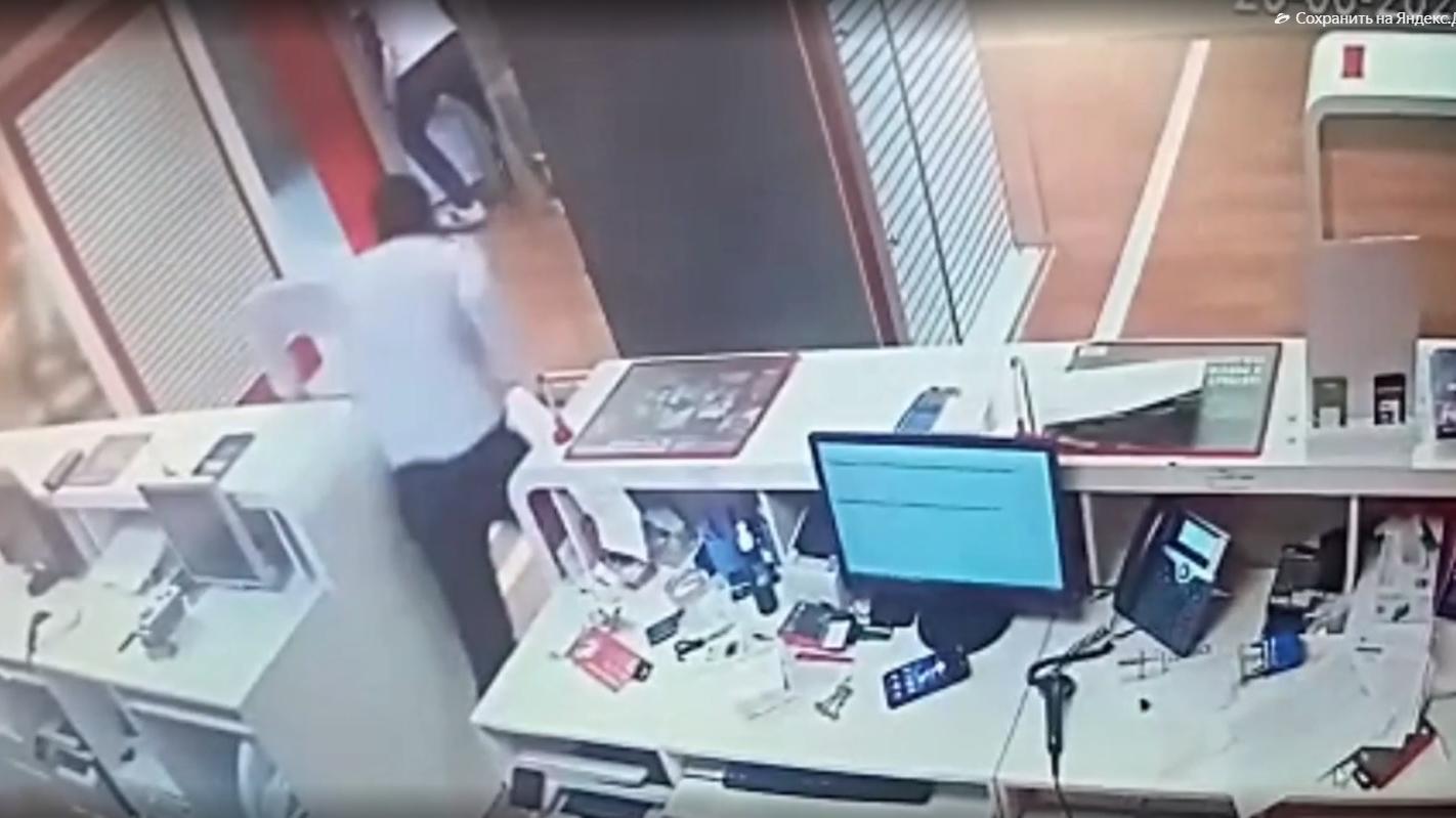 Менеджер магазина в Москве догнал грабителя и отобрал похищенные им гаджеты
