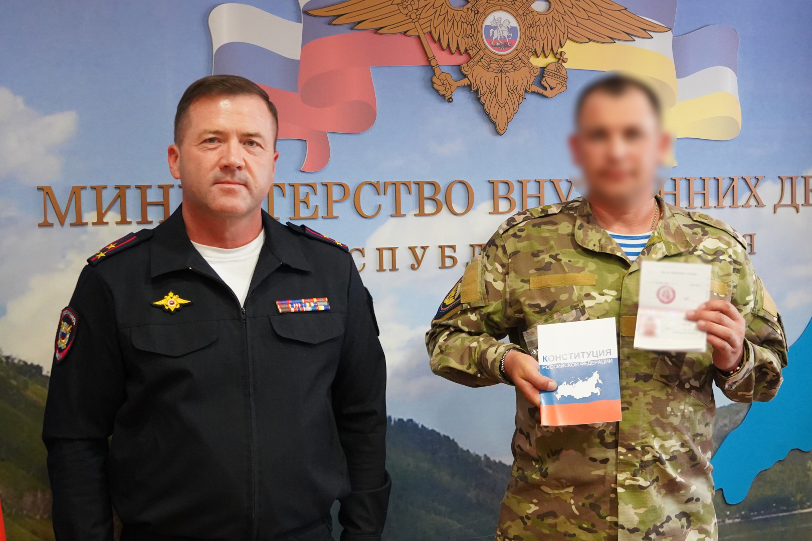 Полицейские Бурятии вручили российский паспорт добровольцу СВО, приехавшему в Россию из Молдовы