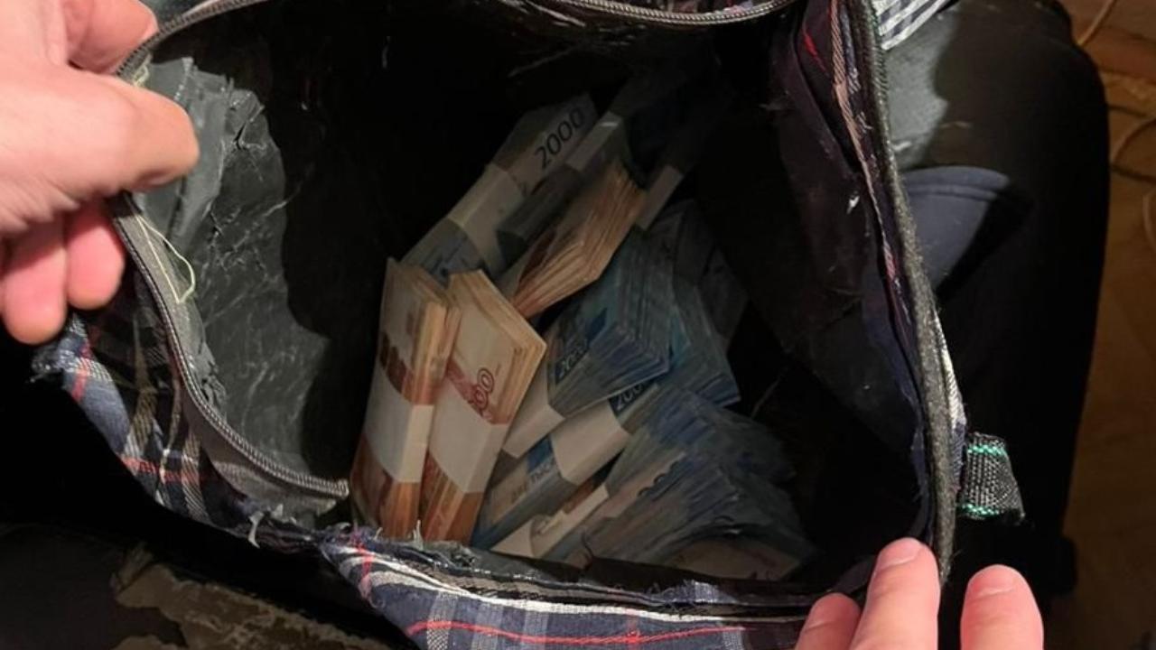 Якутские полицейские с поличным задержали пособника аферистов, обманувших пенсионера на 4 млн рублей