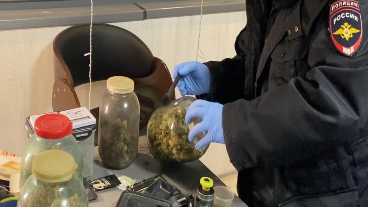 Задержанный полицией подмосковного Ступина наркоделец хранил марихуану в трёхлитровых банках