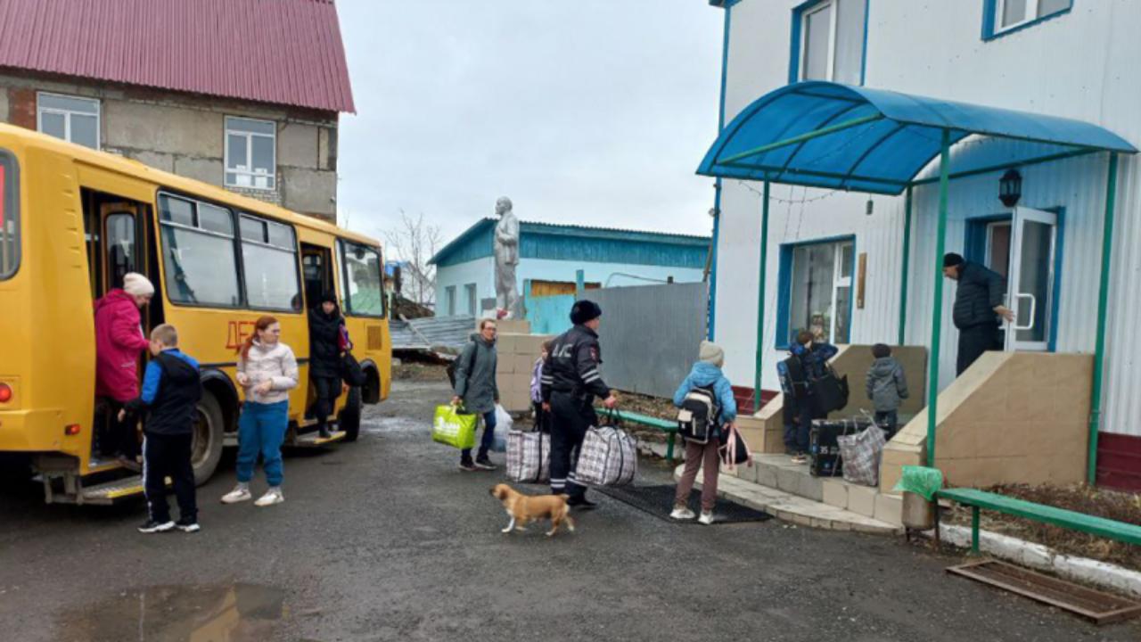 Полицейские оказывают помощь жителям Тюменской области в переселении из зоны возможного подтопления