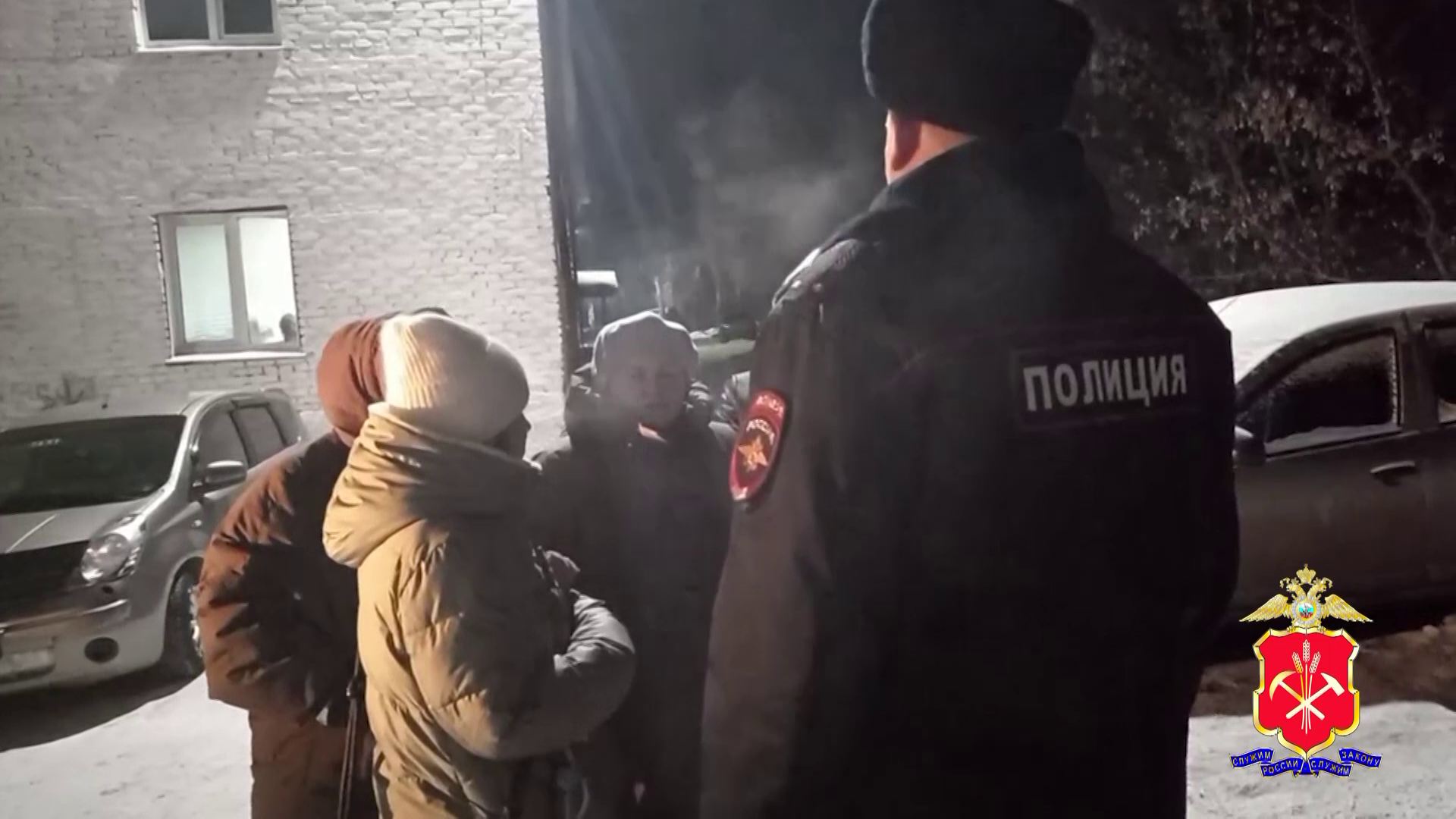 В городе Берёзовском полицейские Кузбасса помогли спасти жильцов загоревшегося общежития