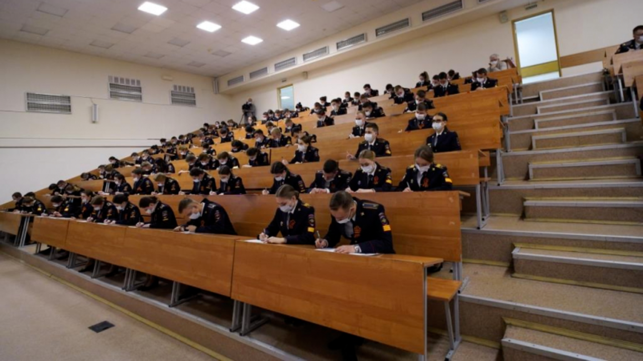 Курсанты и преподаватели Университета приняли участие в Международной просветительско-патриотической акции «Диктант Победы»