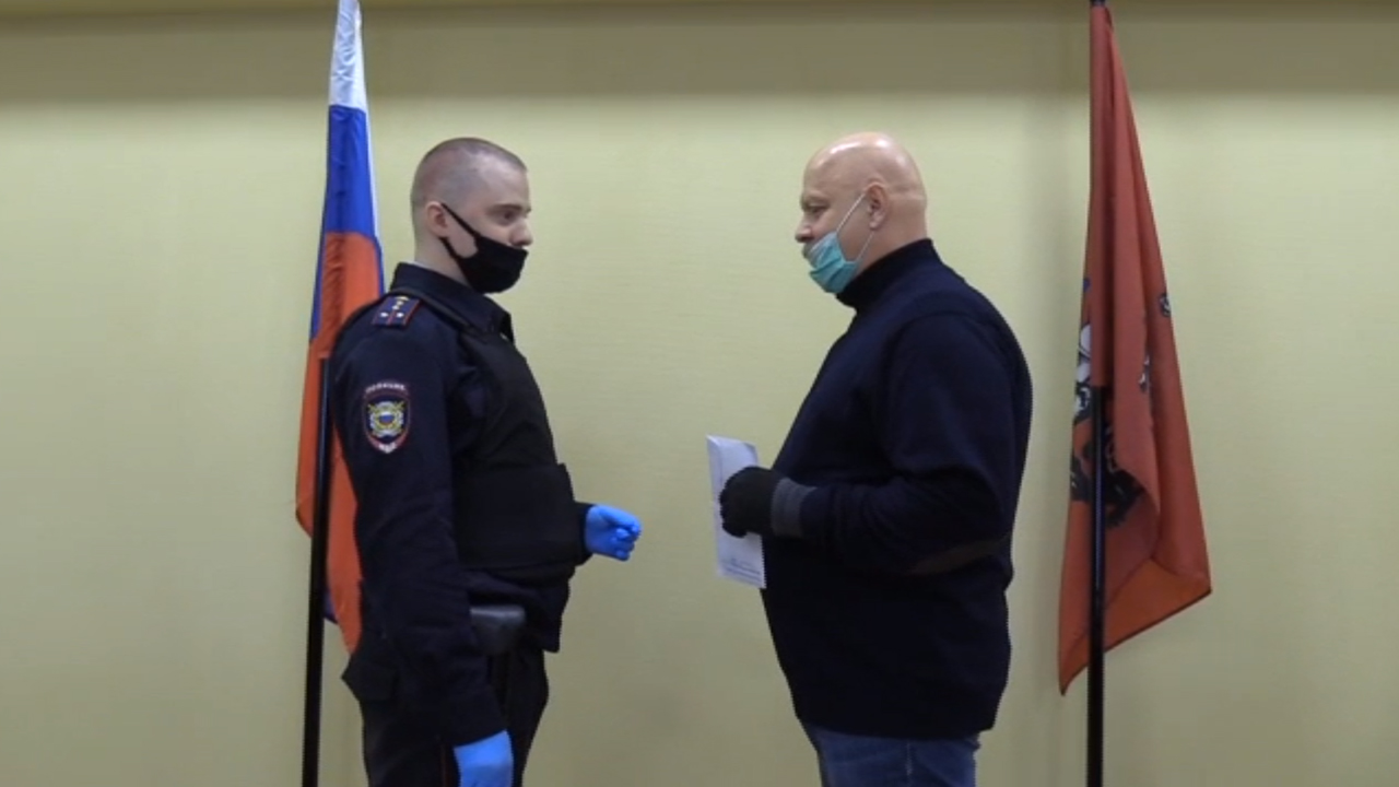 Жительница Москвы отдала в полицию найденный в торговом центре конверт с деньгами