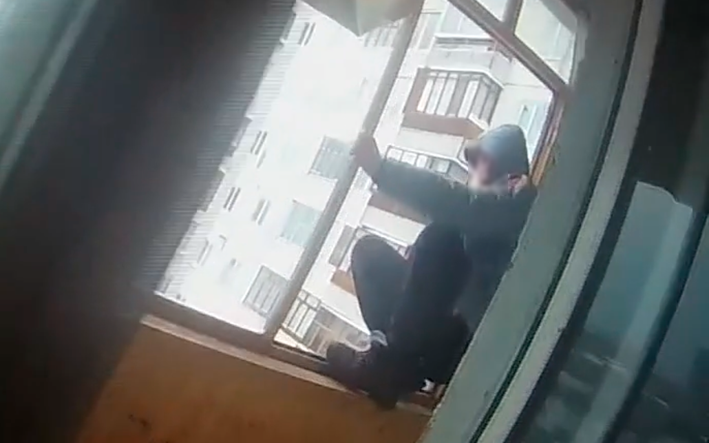 В Томске сотрудники полиции спасли мужчину от падения с балкона пятого этажа