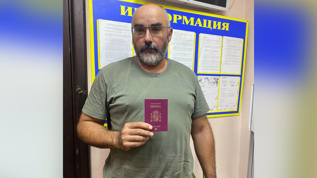 Вологодские полицейские оформили гражданину Испании разрешение на временное проживание в России