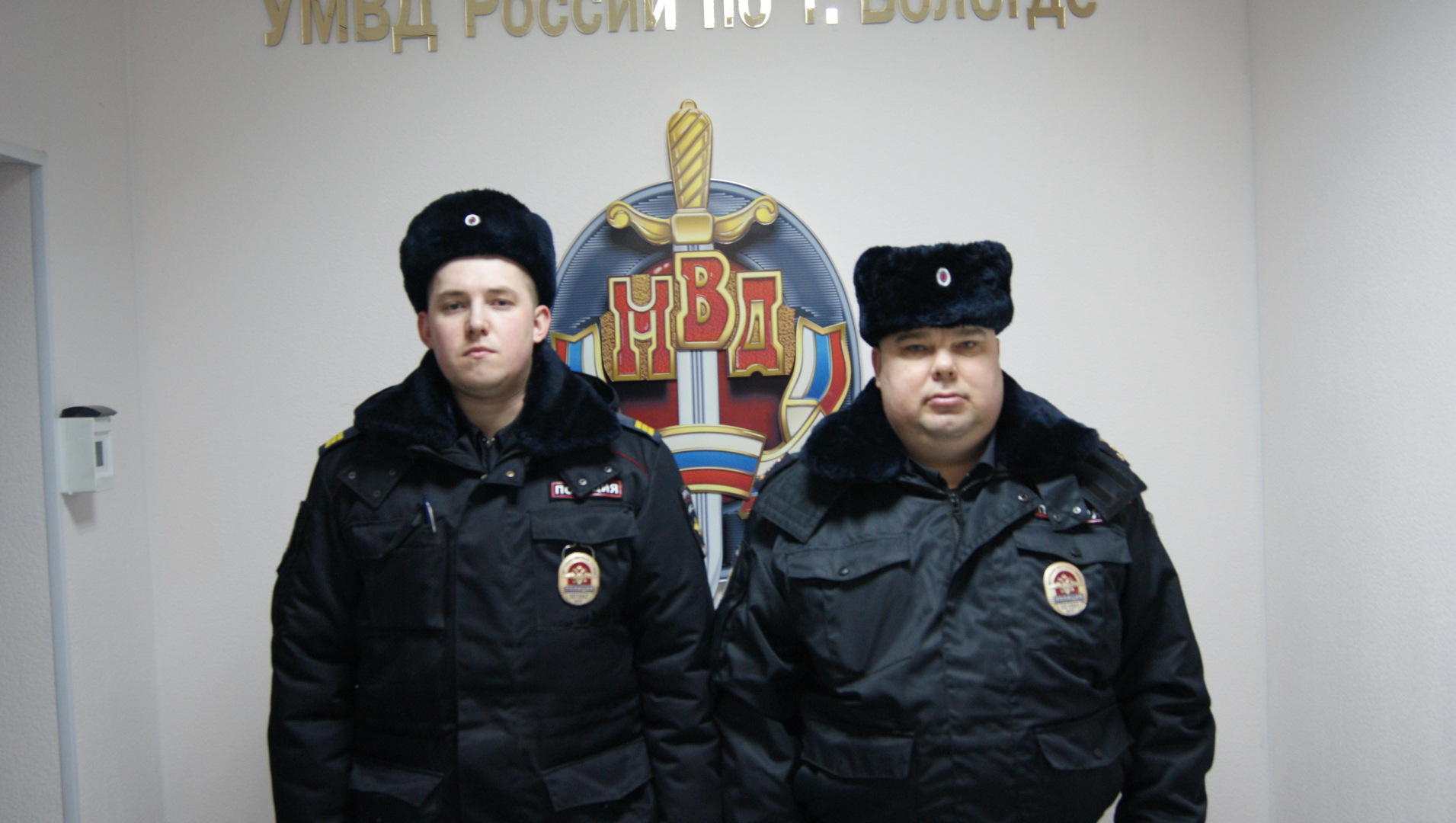 В Вологде полицейские вынесли из задымлённой квартиры мужчину в бессознательном состоянии