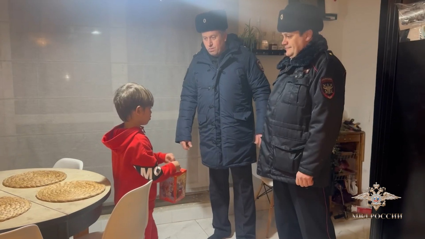 Владимир Колокольцев наградил полицейских, которые спасли двоих детей,провалившихся под лёд
