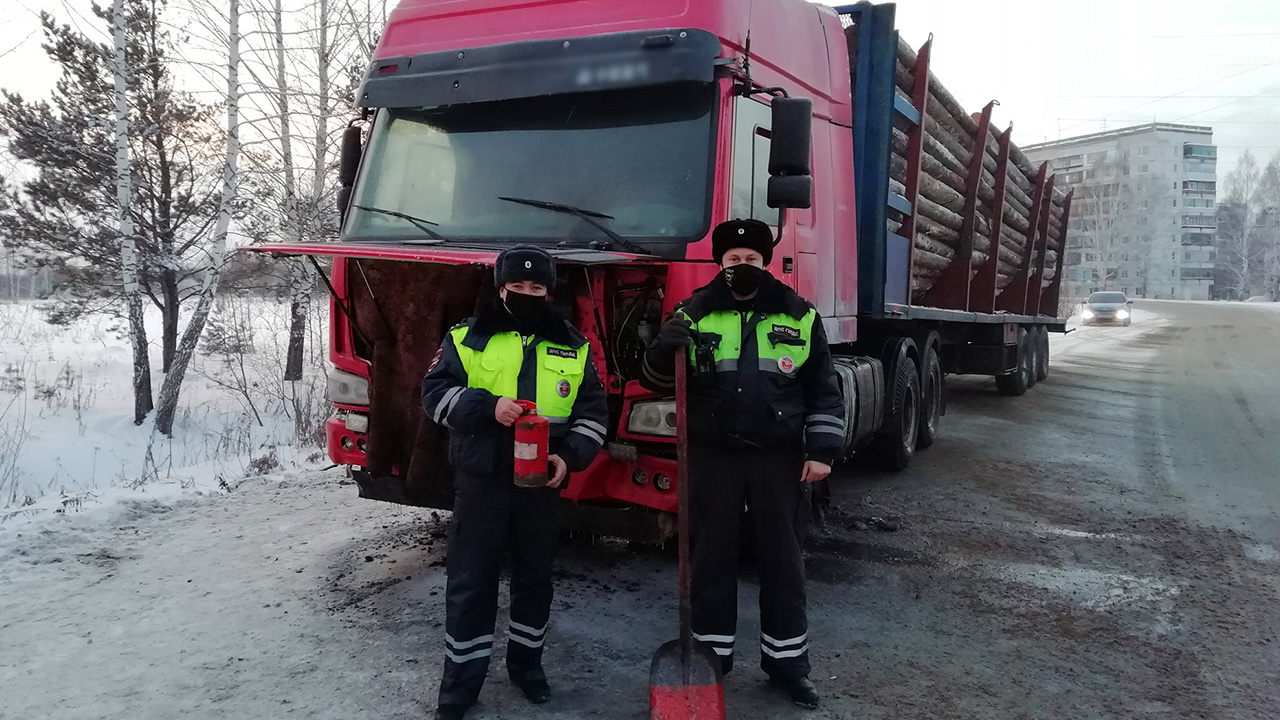 В Томской области полицейские помогли водителю лесовоза в тушении транспортного средства