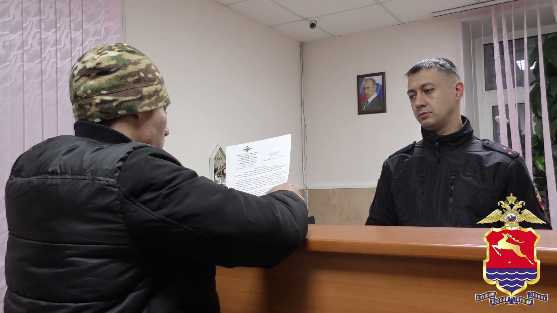Полицией Магадана установлены 11 иностранцев, предъявивших поддельные миграционные карты