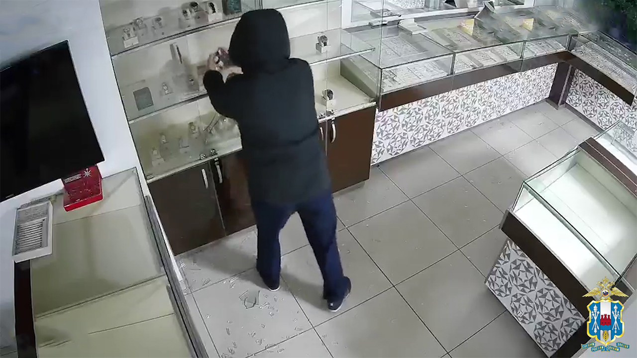 В Батайске по горячим следам задержан подозреваемый в ограблении женщины и краже украшений из бутика