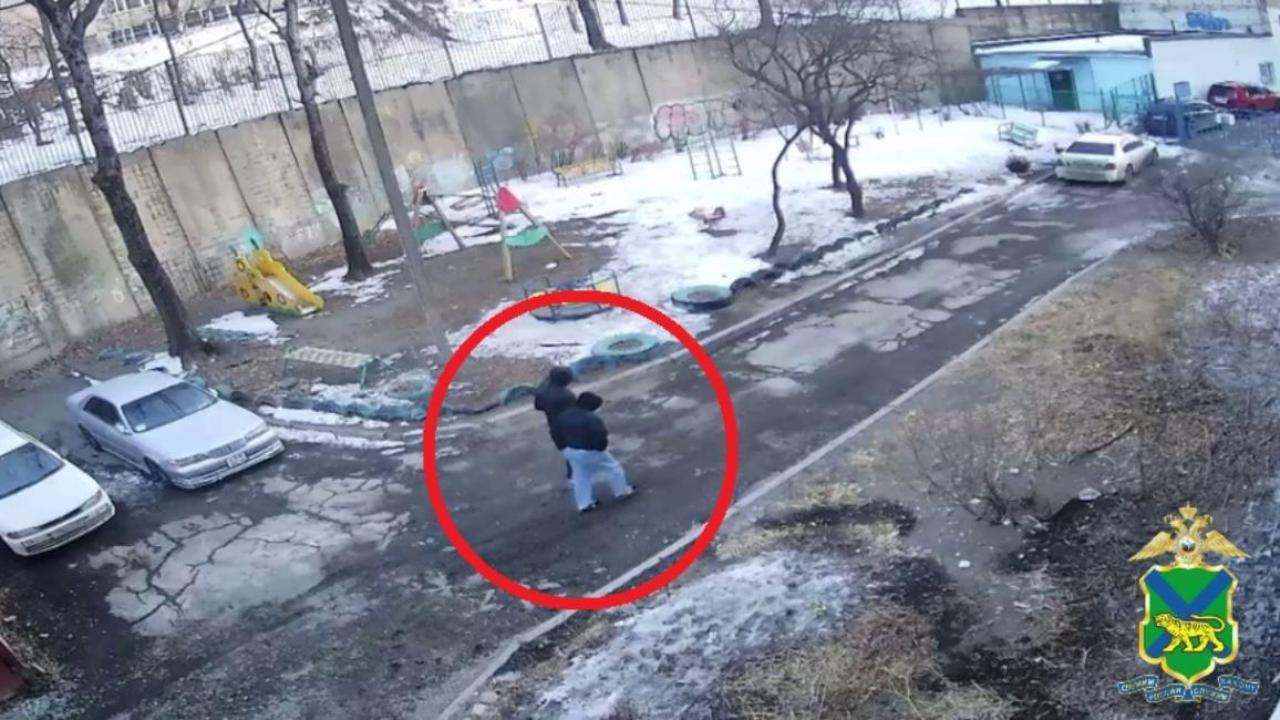 Полиция Приморья задержала двух 17-летних курьеров аферистов, обманувших пенсионеров на 2,5 млн рублей
