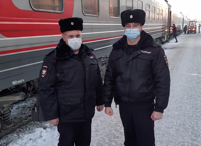 В Архангельской области транспортные полицейские помогли провожающему вернуться домой