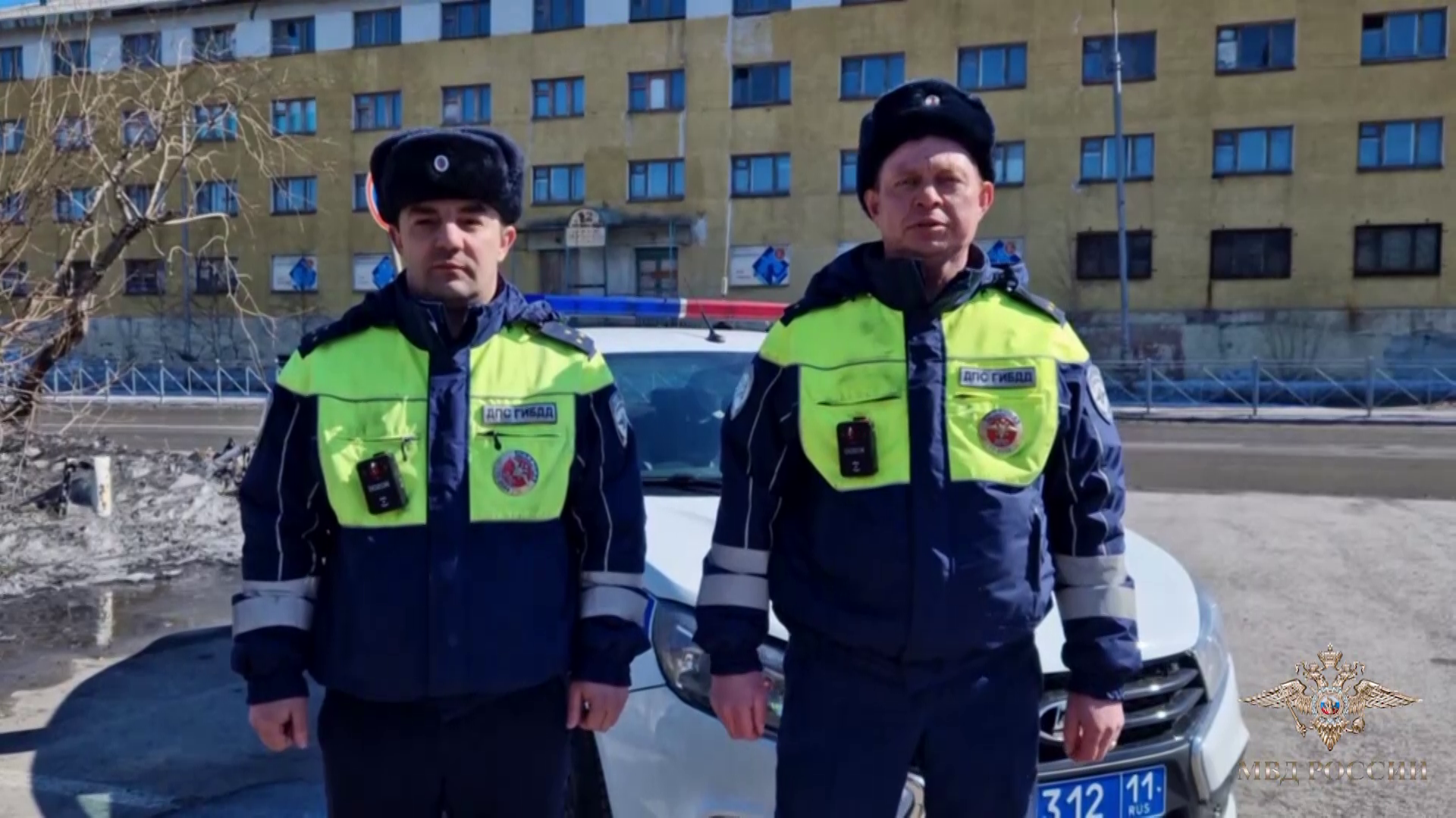 Владимир Колокольцев наградил полицейских из Республики Коми, которые помогли жителям многоквартирного дома эвакуироваться при пожаре