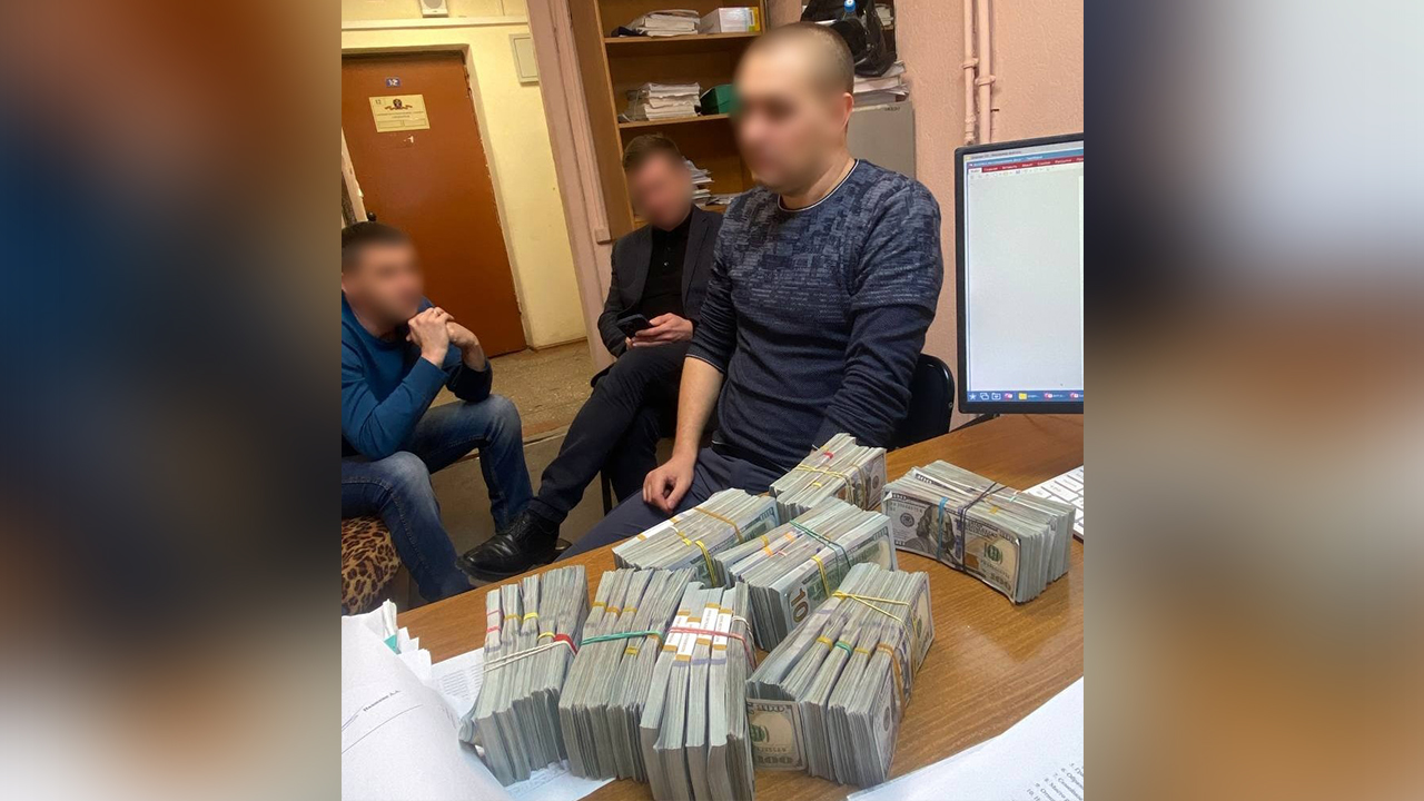 Во Владивостоке расследуется хищение 670 тысяч долларов США под видом обмена на российские рубли
